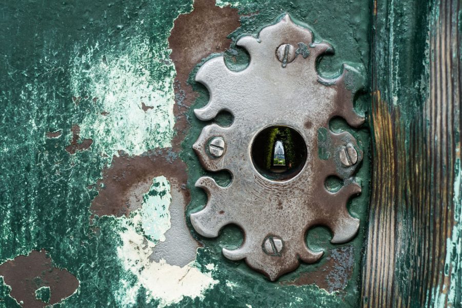 Key-hole-